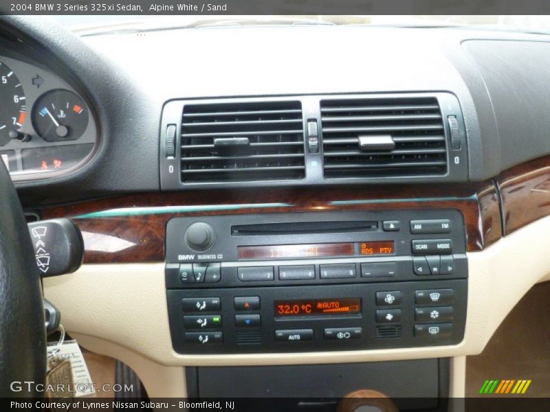 Alpine White / Sand 2004 BMW 3 Series 325xi Sedan