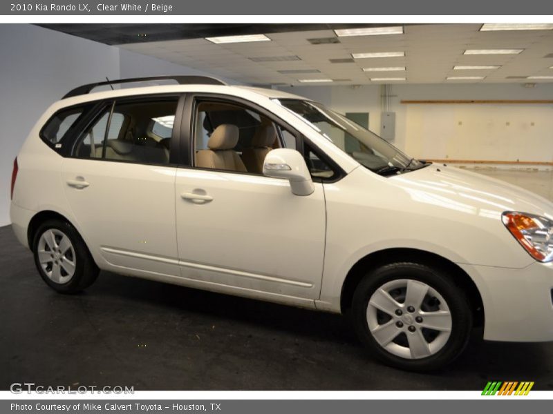Clear White / Beige 2010 Kia Rondo LX