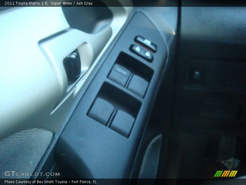 Super White / Ash Gray 2011 Toyota Matrix 1.8