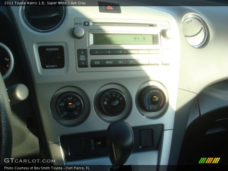 Super White / Ash Gray 2011 Toyota Matrix 1.8