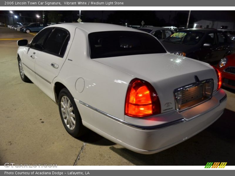 Vibrant White / Medium Light Stone 2006 Lincoln Town Car Signature
