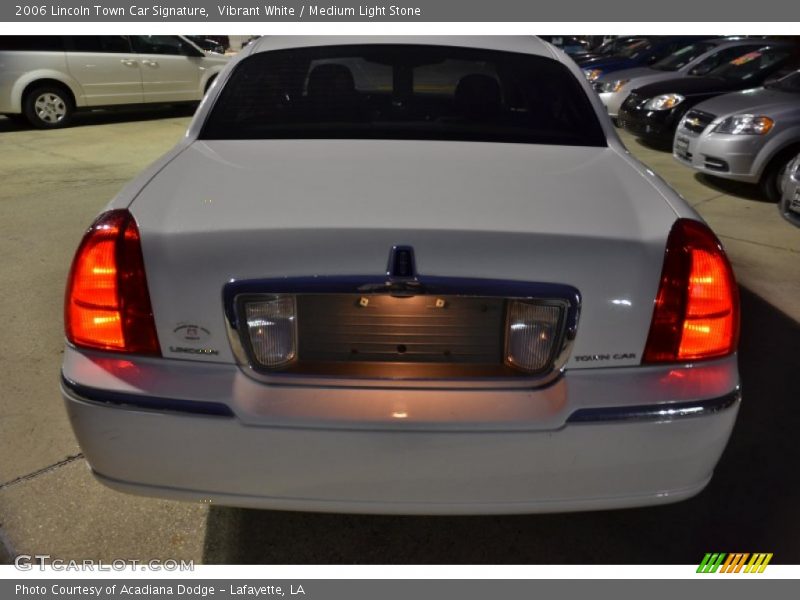Vibrant White / Medium Light Stone 2006 Lincoln Town Car Signature