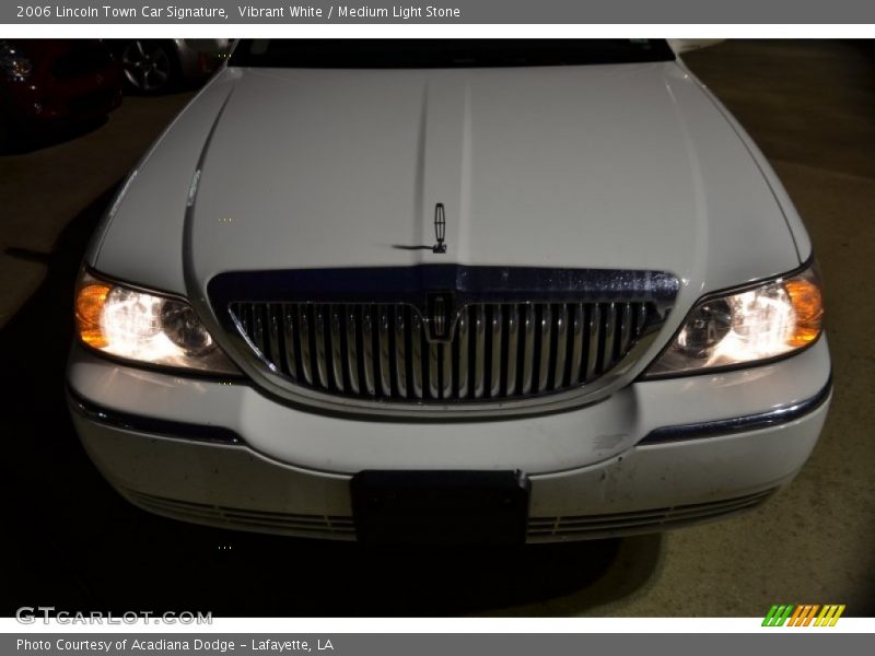 Vibrant White / Medium Light Stone 2006 Lincoln Town Car Signature