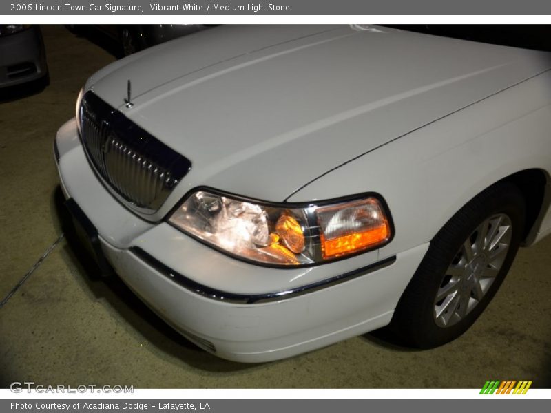 Vibrant White / Medium Light Stone 2006 Lincoln Town Car Signature