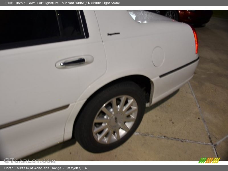 Vibrant White / Medium Light Stone 2006 Lincoln Town Car Signature