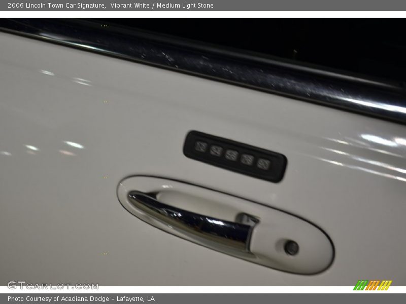 Vibrant White / Medium Light Stone 2006 Lincoln Town Car Signature