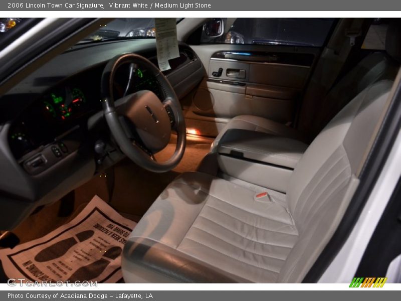 Vibrant White / Medium Light Stone 2006 Lincoln Town Car Signature