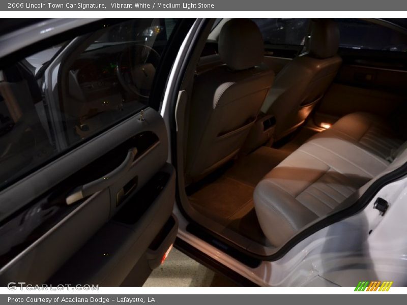 Vibrant White / Medium Light Stone 2006 Lincoln Town Car Signature