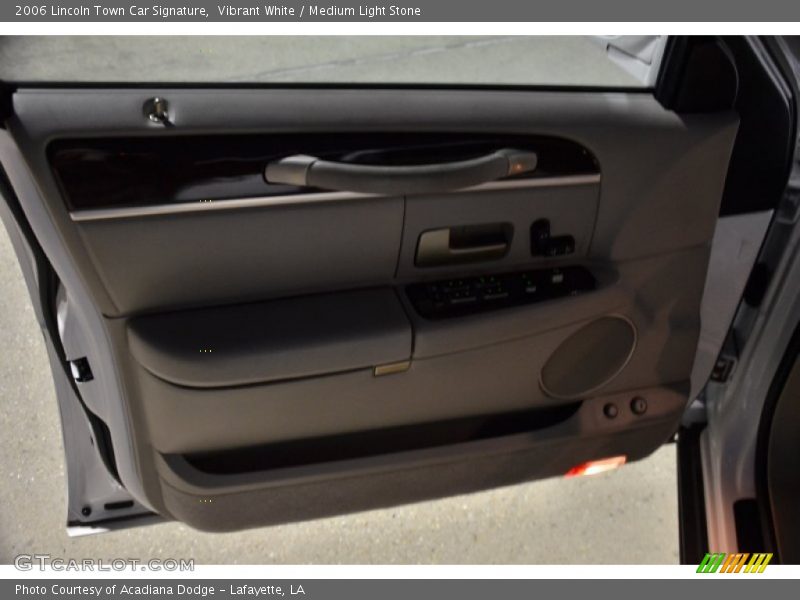 Vibrant White / Medium Light Stone 2006 Lincoln Town Car Signature