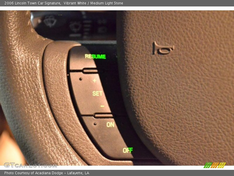 Vibrant White / Medium Light Stone 2006 Lincoln Town Car Signature