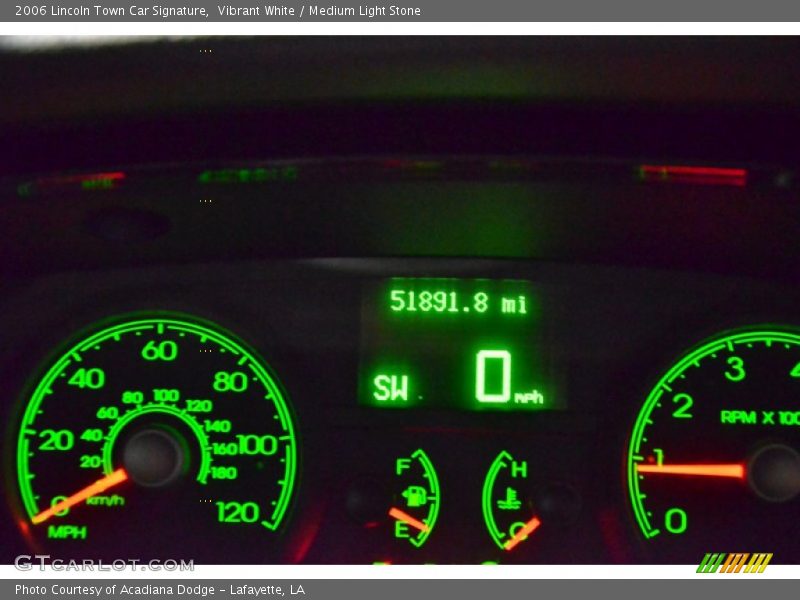 Vibrant White / Medium Light Stone 2006 Lincoln Town Car Signature