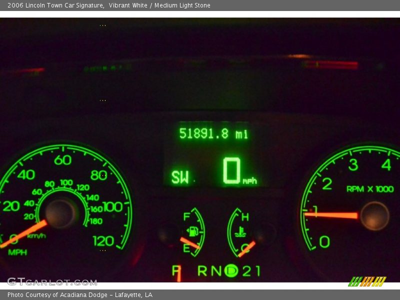 Vibrant White / Medium Light Stone 2006 Lincoln Town Car Signature