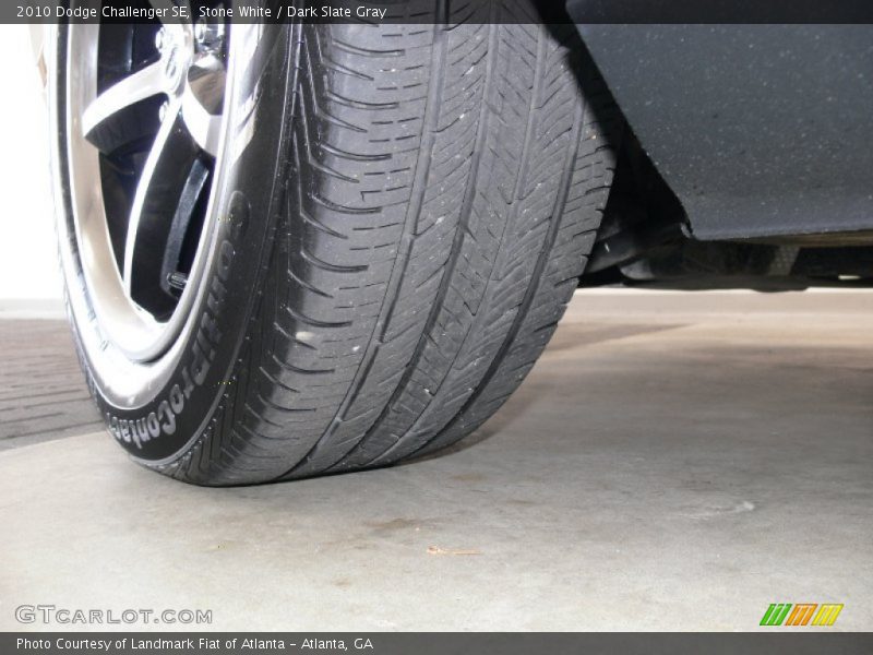 Stone White / Dark Slate Gray 2010 Dodge Challenger SE