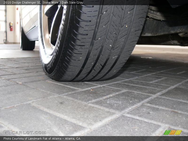 Stone White / Dark Slate Gray 2010 Dodge Challenger SE