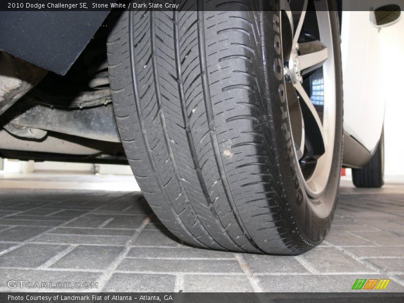 Stone White / Dark Slate Gray 2010 Dodge Challenger SE