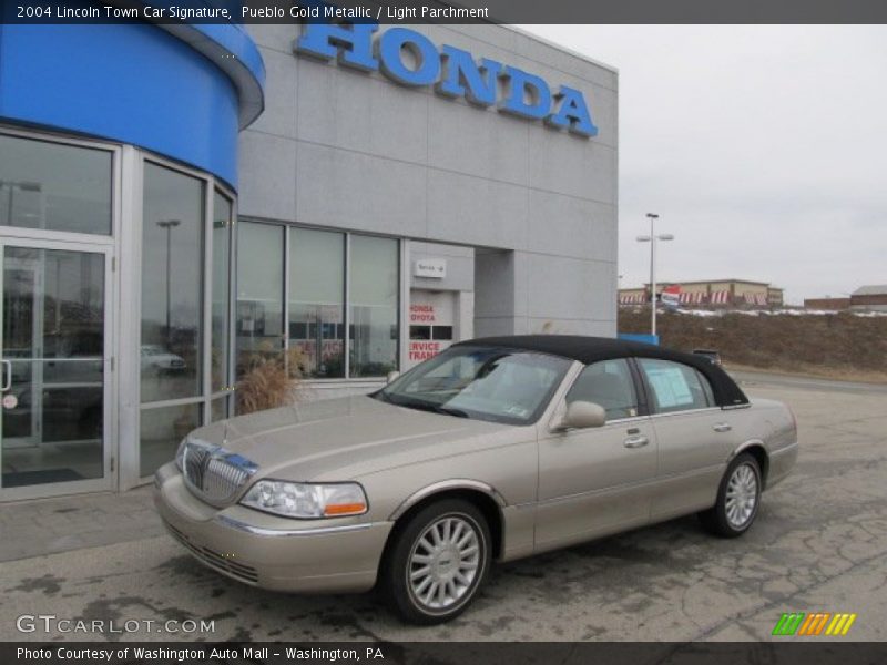 Pueblo Gold Metallic / Light Parchment 2004 Lincoln Town Car Signature