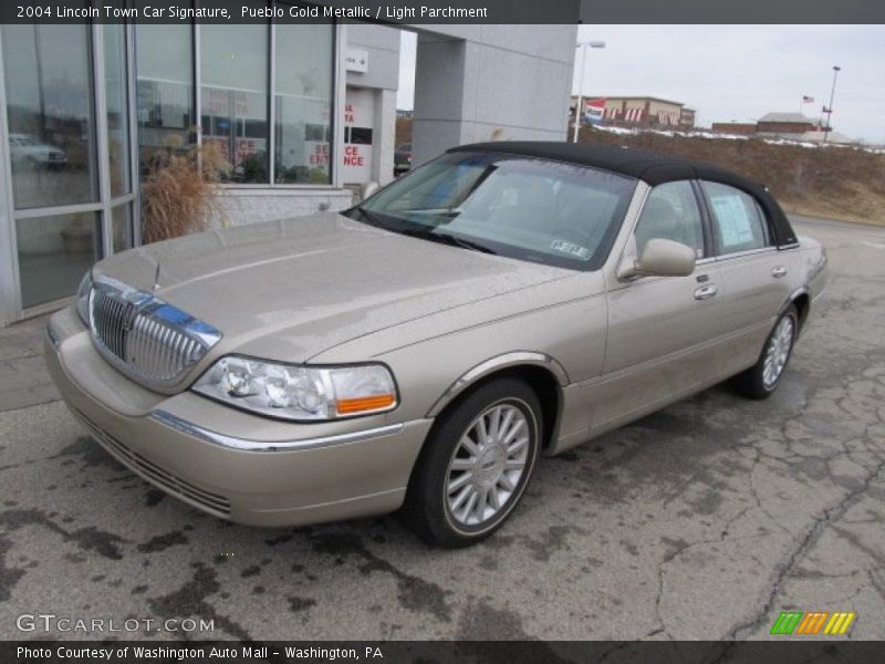 Pueblo Gold Metallic / Light Parchment 2004 Lincoln Town Car Signature