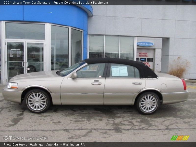 Pueblo Gold Metallic / Light Parchment 2004 Lincoln Town Car Signature