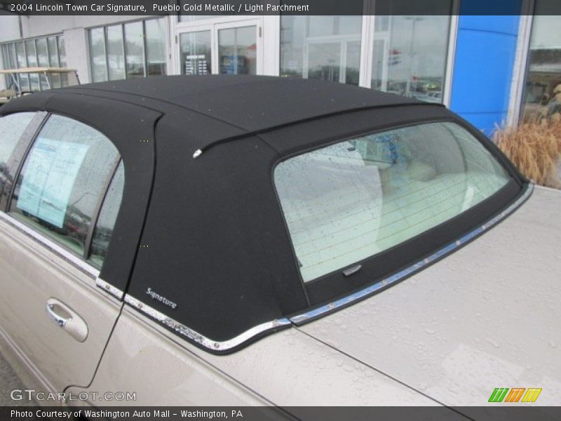 Pueblo Gold Metallic / Light Parchment 2004 Lincoln Town Car Signature