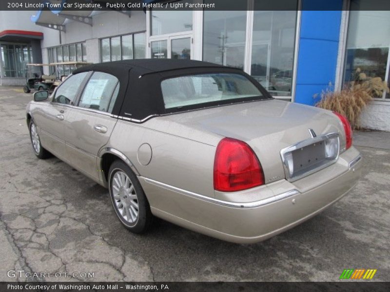 Pueblo Gold Metallic / Light Parchment 2004 Lincoln Town Car Signature