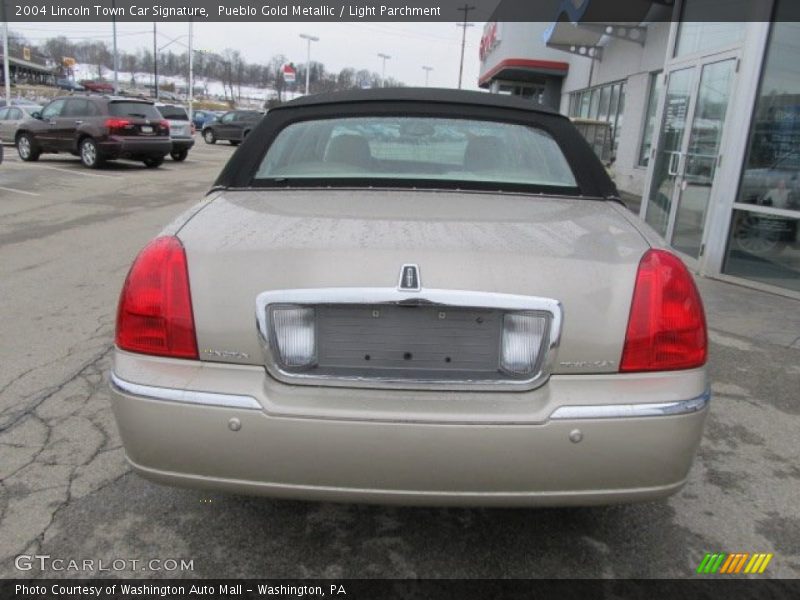 Pueblo Gold Metallic / Light Parchment 2004 Lincoln Town Car Signature