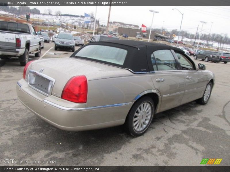 Pueblo Gold Metallic / Light Parchment 2004 Lincoln Town Car Signature