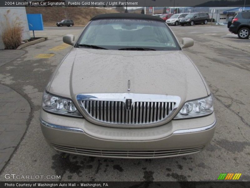 Pueblo Gold Metallic / Light Parchment 2004 Lincoln Town Car Signature
