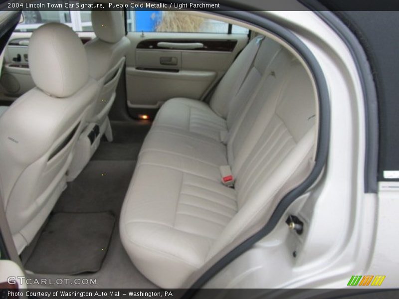 Pueblo Gold Metallic / Light Parchment 2004 Lincoln Town Car Signature