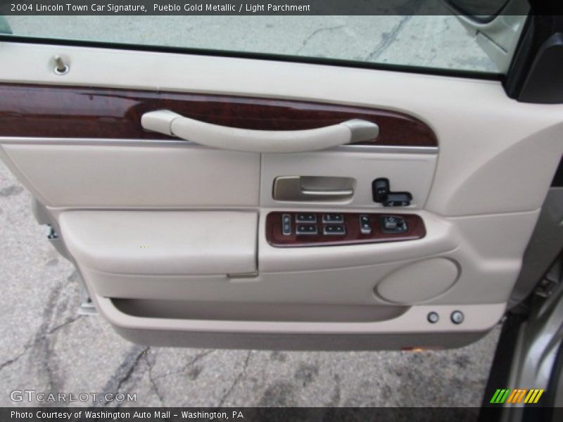 Pueblo Gold Metallic / Light Parchment 2004 Lincoln Town Car Signature