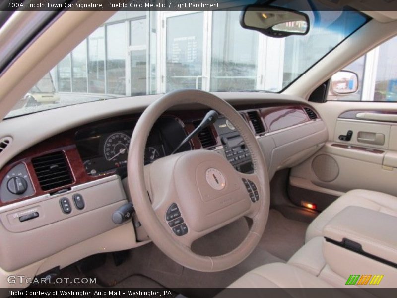 Pueblo Gold Metallic / Light Parchment 2004 Lincoln Town Car Signature