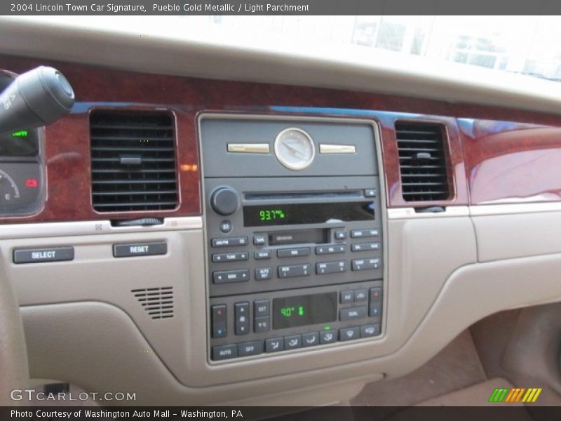 Controls of 2004 Town Car Signature