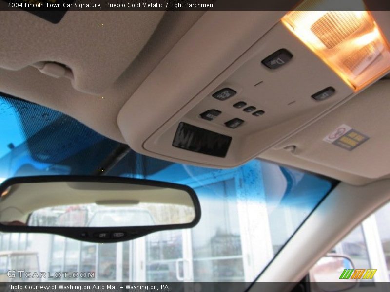 Pueblo Gold Metallic / Light Parchment 2004 Lincoln Town Car Signature