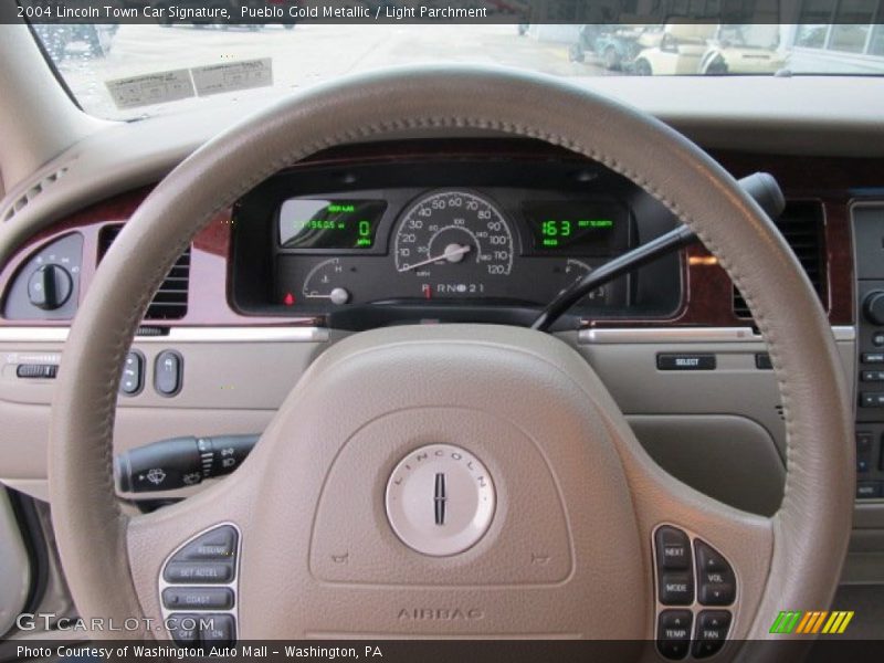 Pueblo Gold Metallic / Light Parchment 2004 Lincoln Town Car Signature