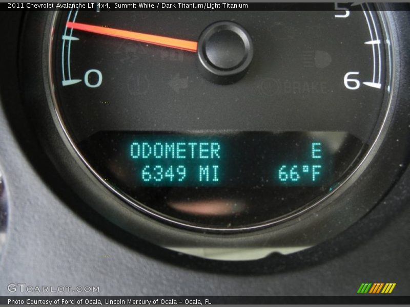 Summit White / Dark Titanium/Light Titanium 2011 Chevrolet Avalanche LT 4x4