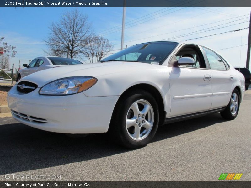 Vibrant White / Medium Graphite 2002 Ford Taurus SE