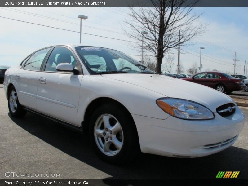Vibrant White / Medium Graphite 2002 Ford Taurus SE