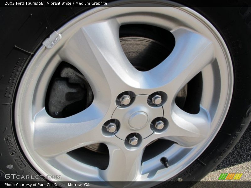 Vibrant White / Medium Graphite 2002 Ford Taurus SE