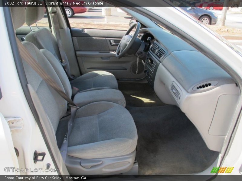 Vibrant White / Medium Graphite 2002 Ford Taurus SE