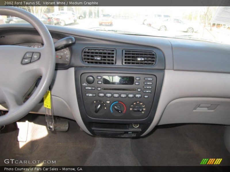 Vibrant White / Medium Graphite 2002 Ford Taurus SE