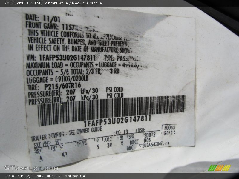 Vibrant White / Medium Graphite 2002 Ford Taurus SE