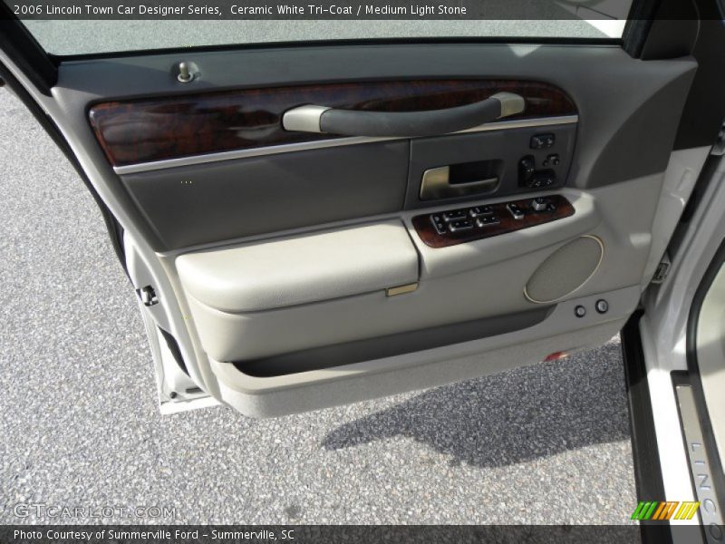 Ceramic White Tri-Coat / Medium Light Stone 2006 Lincoln Town Car Designer Series
