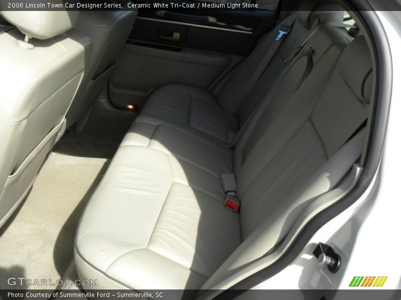 Ceramic White Tri-Coat / Medium Light Stone 2006 Lincoln Town Car Designer Series