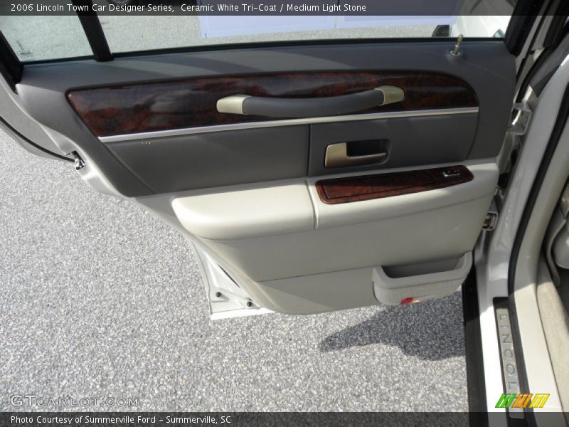 Ceramic White Tri-Coat / Medium Light Stone 2006 Lincoln Town Car Designer Series