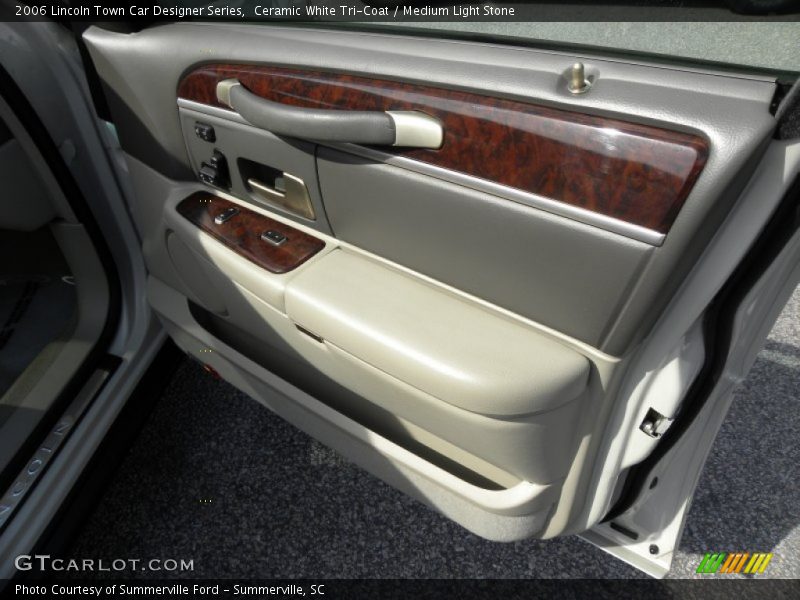 Ceramic White Tri-Coat / Medium Light Stone 2006 Lincoln Town Car Designer Series