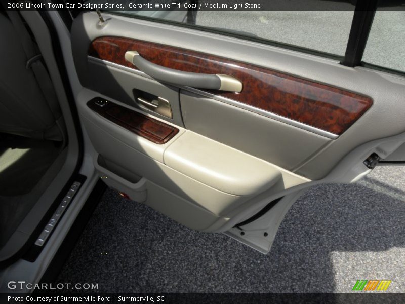Ceramic White Tri-Coat / Medium Light Stone 2006 Lincoln Town Car Designer Series
