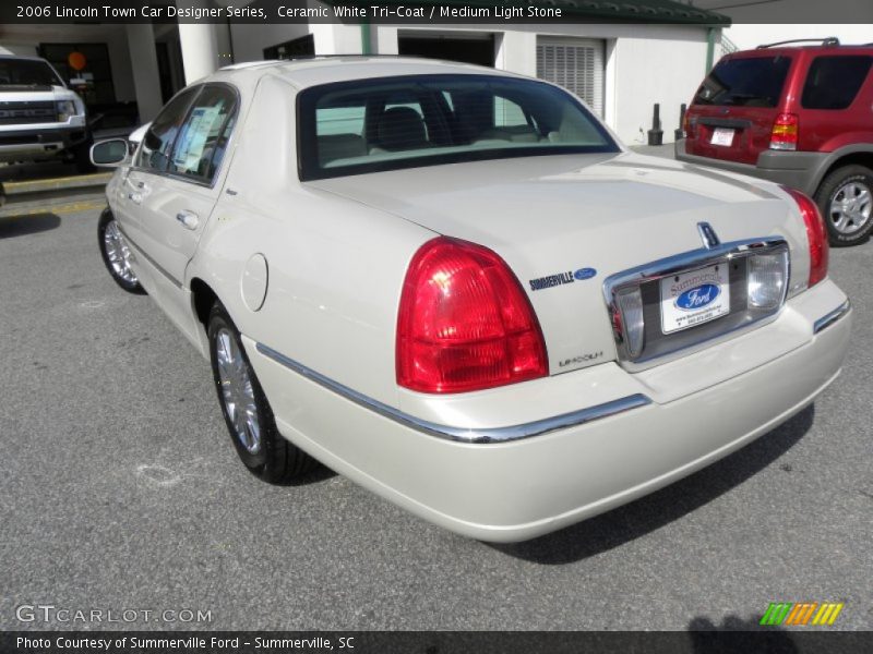 Ceramic White Tri-Coat / Medium Light Stone 2006 Lincoln Town Car Designer Series