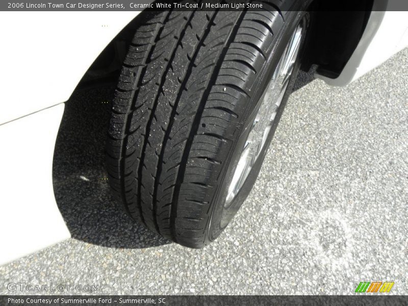 Ceramic White Tri-Coat / Medium Light Stone 2006 Lincoln Town Car Designer Series