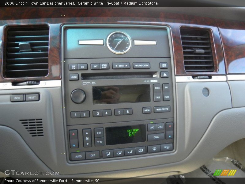 Controls of 2006 Town Car Designer Series
