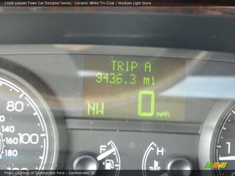 Ceramic White Tri-Coat / Medium Light Stone 2006 Lincoln Town Car Designer Series