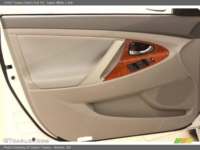 Super White / Ash 2009 Toyota Camry XLE V6